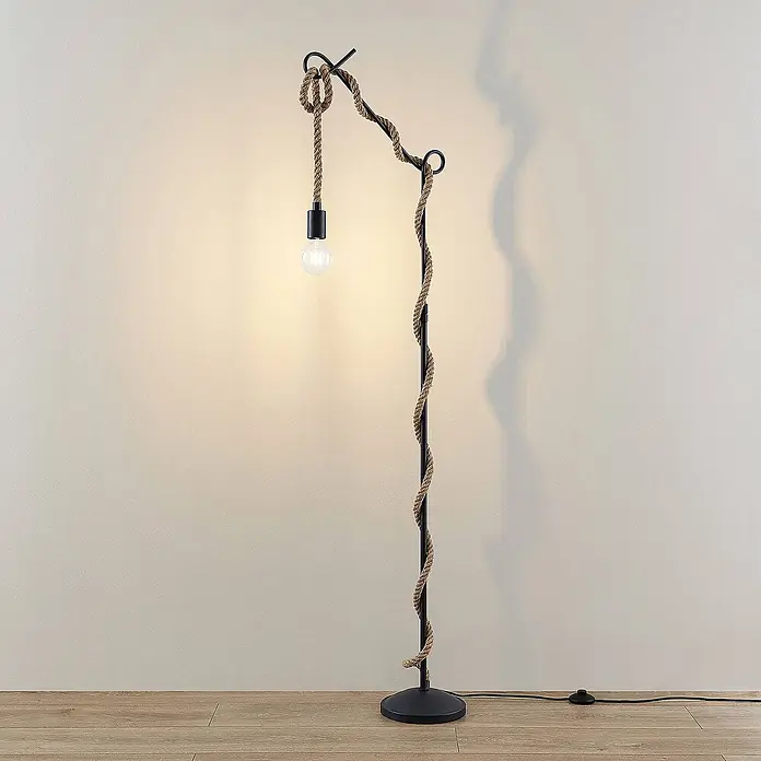 Lucande Stehlampe Wohnzimmer in schwarz, hellbraun, Stehleuchte -  - Schwarze Metall-Stehleuchte mit naturfarbenem Seil umwickeltem Ständer und freiliegender Glühbirne, die warmes Licht wirft.