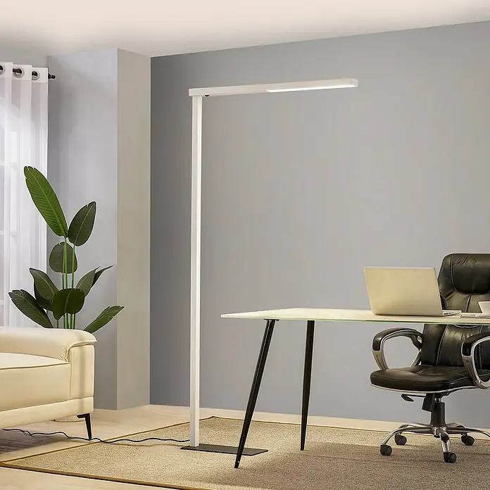 Arcchio LED Büro Stehlampe weiß schwarz, Deckenfluter 7400lm, 4000K -  - Weiße LED-Stehlampe beleuchtet einen modernen Heimbürobereich mit Schreibtisch und Stuhl.