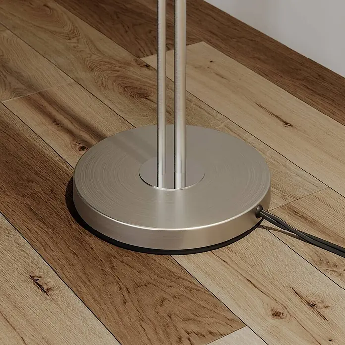 Lindby Stehleuchte Nantwin - alu / grau / zink, alu / grau / zink, E27 - Gebürsteter Metall-Stehlampenfuß mit zwei Stangen und Stromkabel auf Holzboden.