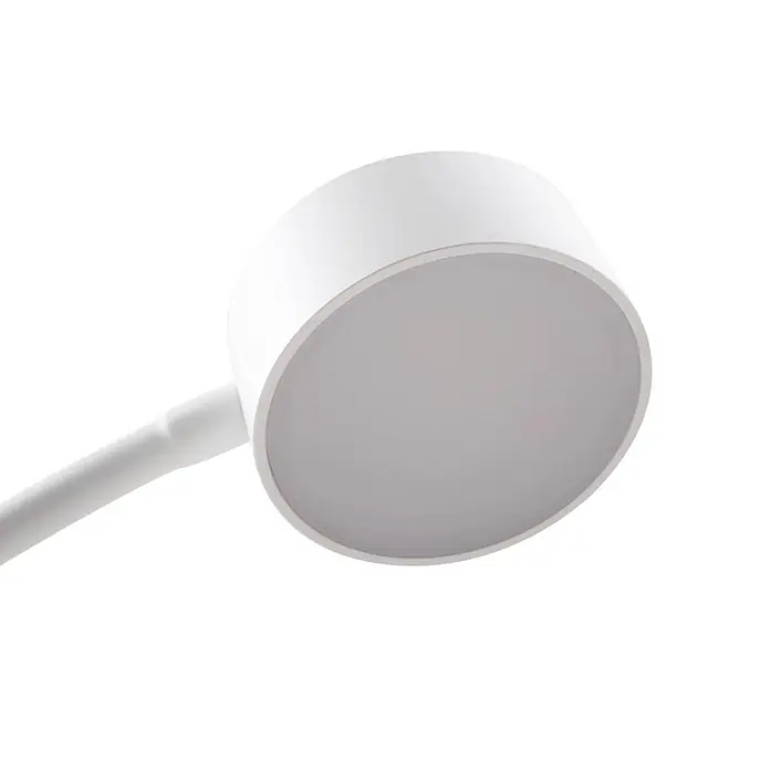 Lindby LED Stehlampe Wohnzimmer in weiß, dimmbar Stehleuchte -  - Weißer runder LED-Leuchtkopf mit mattiertem Diffusor, verbunden mit einem weißen Arm.