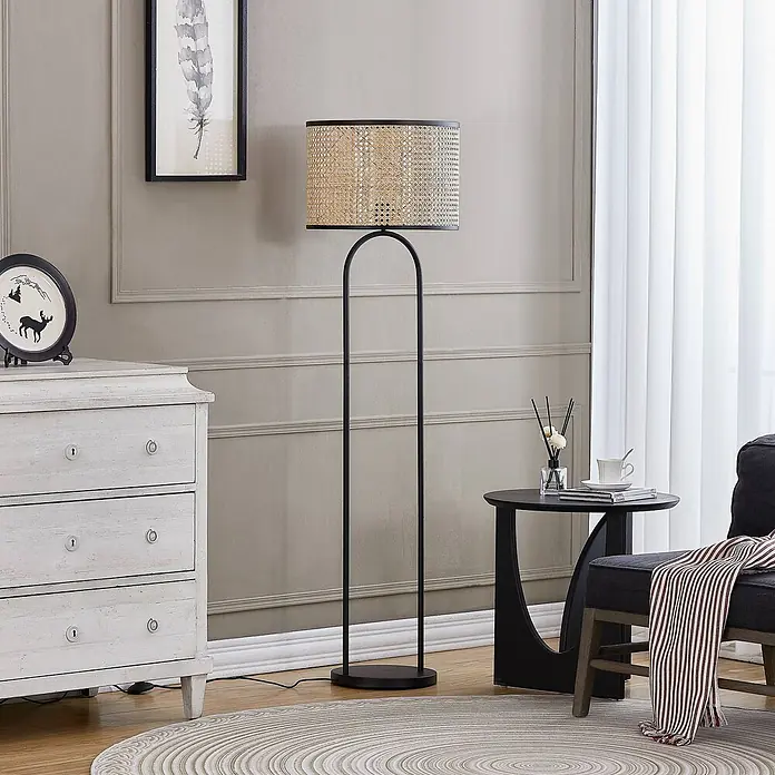Lindby Stehlampe Wohnzimmer in holz, Stehleuchte -  - Schwarze Metall-Stehleuchte mit zylindrischem Rattanschirm, stilvoll eine Raumecke beleuchtend.