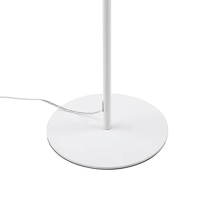 Lindby LED Stehlampe Wohnzimmer in weiß, dimmbar Stehleuchte -  - Weißer runder Lampenfuß mit weißer Stange und weißem Stromkabel, das aus dem Fuß austritt.