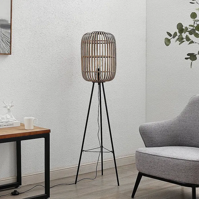 Lindby Stehlampe Wohnzimmer, Tripod in creme, schwarz, Stehleuchte -  - Stehleuchte mit Bambus-Käfigschirm und schwarzen Dreibeinen, in modernem Wohnzimmer-Ambiente.