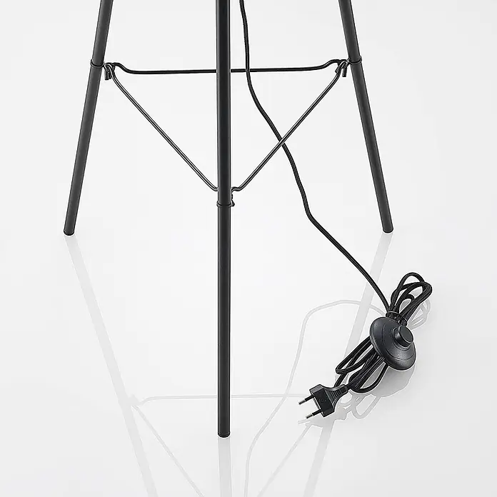 Lindby Stehlampe Wohnzimmer, Tripod in creme, schwarz, Stehleuchte -  - Schwarzes Metallgestell einer Stehleuchte mit integriertem Stromkabel, Fußschalter und Eurostecker.