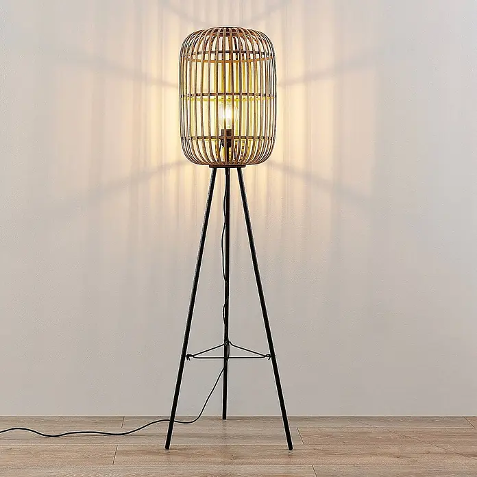 Lindby Stehlampe Wohnzimmer, Tripod in creme, schwarz, Stehleuchte -  - Stehlampe mit zylindrischem Bambuskäfigschirm und schwarzem Metall-Dreibeingestell, beleuchtet und warmes Licht spendend.