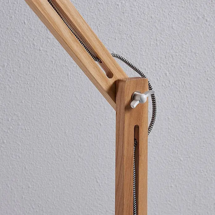 Lampenwelt Stehlampe skandinavisch Holz Metall weiß, Standleuchte -  - Nahaufnahme eines verstellbaren Lampenarms aus hellem Holz mit geflochtenem Kabel und weißem Verstellknopf.