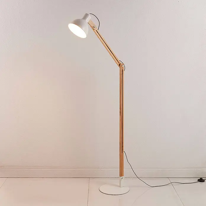 Lampenwelt Stehlampe skandinavisch Holz Metall weiß, Standleuchte -  - Verstellbare Stehleuchte mit weißem Schirm und Fuß, sowie Holzarm. Spendet gerichtetes Licht.