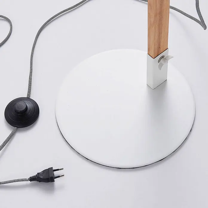 Lampenwelt Stehlampe skandinavisch Holz Metall weiß, Standleuchte -  - Weiße runde Metallbasis einer Stehlampe mit Holzstange, schwarzem Fußschalter und geflochtenem Stromkabel mit Eurostecker.