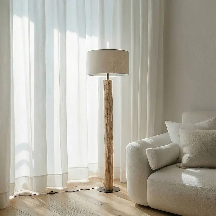 Lucande Stehlampe Wohnzimmer in creme, holz, Stehleuchte -  - Stehleuchte mit rustikalem Holzfuß und hellem Stoffschirm, verschönert ein modernes Wohnzimmer.