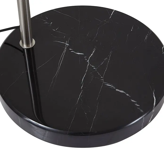 Lindby Stehlampe in nickel, schwarz, Bogenlampe Wohnzimmer -  - Runder schwarzer Marmor-Stehleuchtenfuß mit silberner Stange.