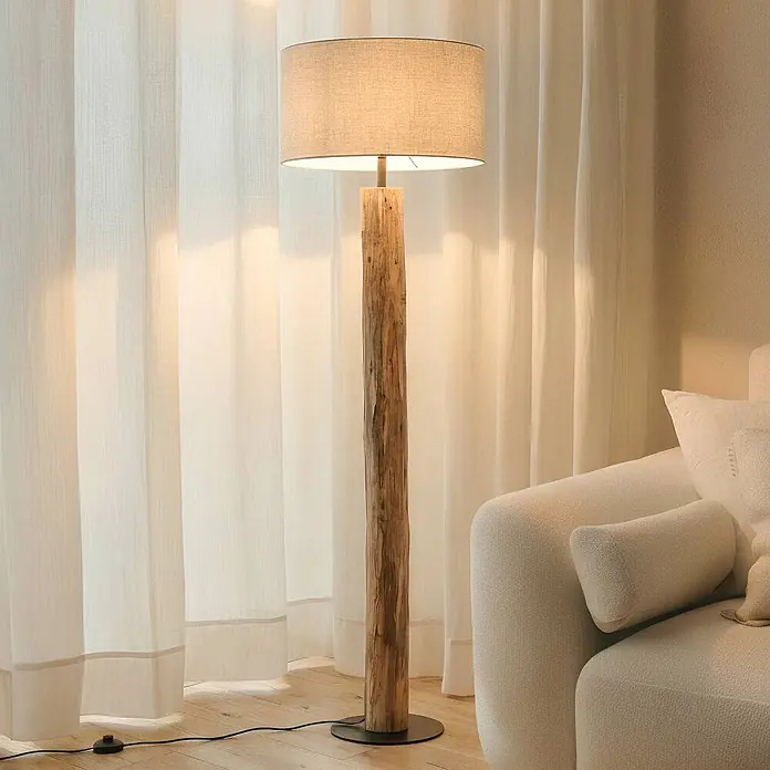 Lucande Stehlampe Wohnzimmer in creme, holz, Stehleuchte -  - Stehlampe mit rustikalem Holzfuß und Leinenstoffschirm, beleuchtet einen modernen Wohnraum.