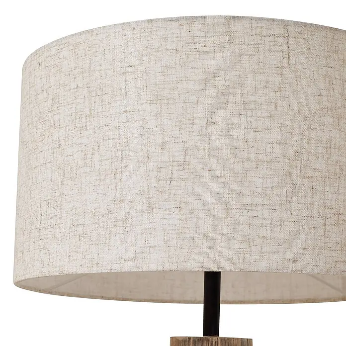 Lucande Stehlampe Wohnzimmer in creme, holz, Stehleuchte -  - Nahaufnahme eines hellbeigen Stoff-Lampenschirms mit sichtbarer Webstruktur.