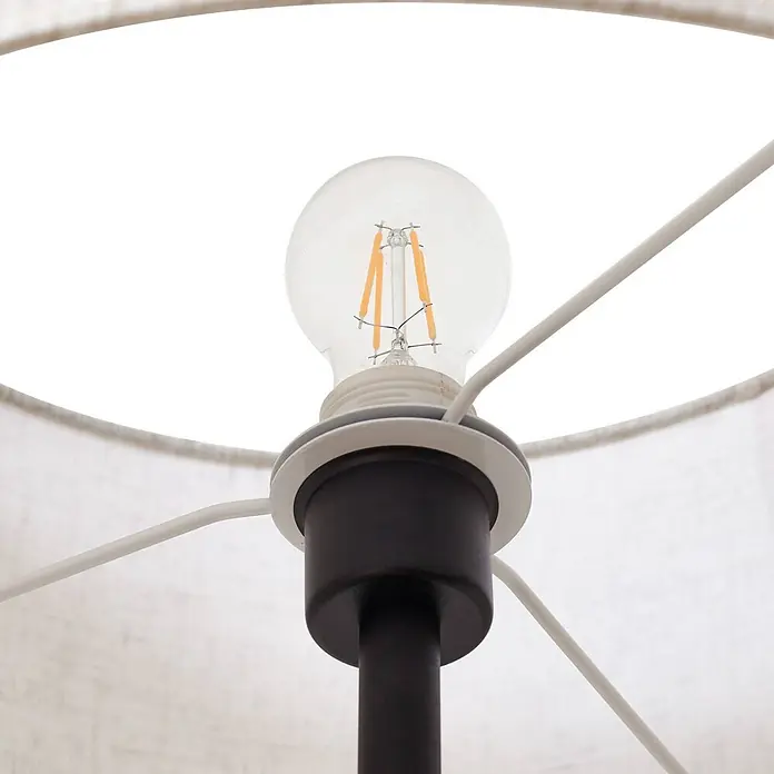 Lucande Stehlampe Wohnzimmer in creme, holz, Stehleuchte -  - Nahaufnahme einer Lampe: klare LED-Glühbirne in weißer Fassung auf schwarzem Sockel, umgeben von hellem Stofflampenschirmrahmen.