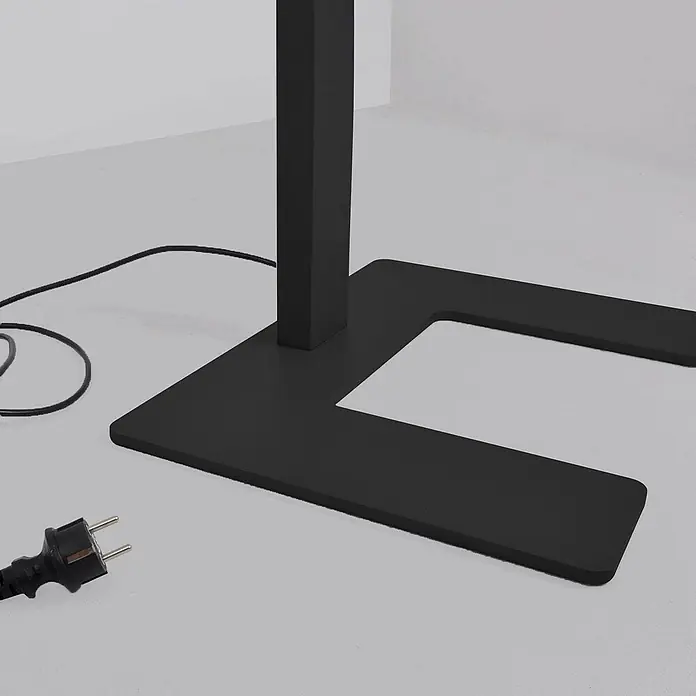 Arcchio Stehleuchte Aila - schwarz, schwarz - Schwarzer U-förmiger Standfuß mit vertikaler Säule und Eurostecker.