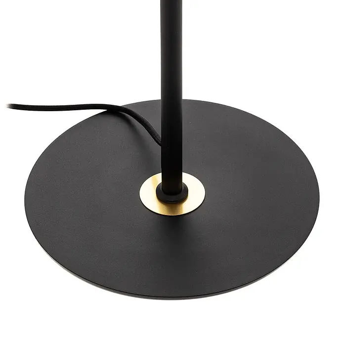 Lucande Stehleuchte Aparas - schwarz, schwarz, E27 - Schwarzer runder Lampenfuß mit goldenem Ring um die Stange und geflochtenem Stromkabel.