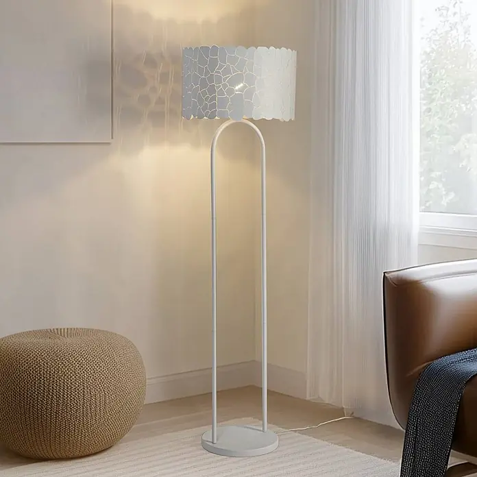 Lindby Stehleuchte Aralena - weiß / opal, weiß / opal, E27 - Eine weiße Bogen-Stehlampe mit gemustertem Schirm erhellt eine gemütliche Wohnzimmerecke und wirft Lichtmuster an die Wand.