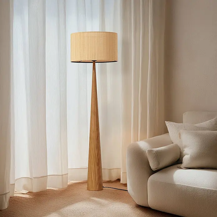 Lucande Stehlampe Wohnzimmer in holz, Stehleuchte -  - Hohe Stehleuchte aus Holz mit natürlichem Webstoffschirm beleuchtet einen gemütlichen Wohnbereich neben einem cremefarbenen Sofa.