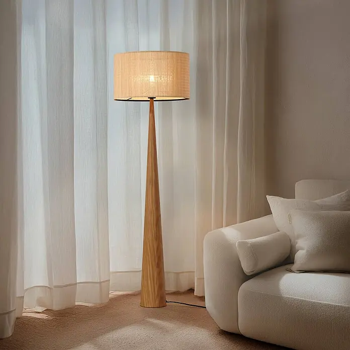 Lucande Stehlampe Wohnzimmer in holz, Stehleuchte -  - Eine hohe Stehlampe mit konischem Holzsockel und natürlichem Stoffschirm beleuchtet einen gemütlichen Wohnraum neben einem cremefarbenen Sofa.
