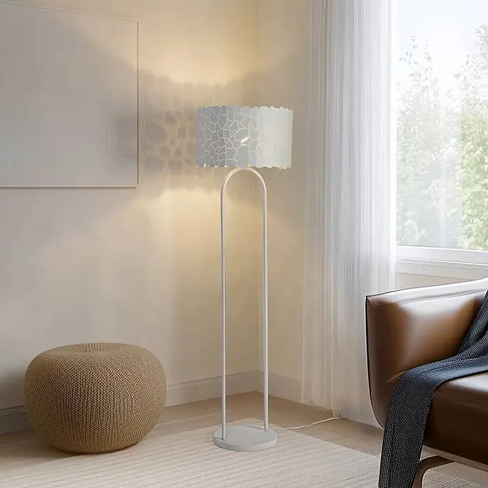 Lindby Stehleuchte Aralena - weiß / opal, weiß / opal, E27 - Weiße Stehleuchte mit dekorativem Lampenschirm spendet warmes Licht in einem gemütlichen Wohnzimmer.