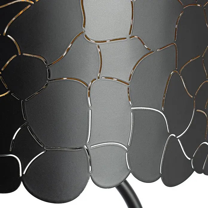 Lindby Stehlampe Wohnzimmer in schwarz, gold, Stehleuchte -  - Schwarzes Metallpaneel mit organischen Aussparungen und goldenen Akzenten.