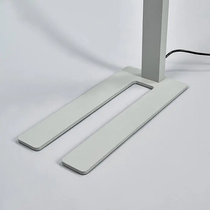 Arcchio LED Büro Stehlampe dimmbar, Bewegungsmelder, Tageslichtsensor -  - Hellgrauer U-förmiger Sockel einer Stehleuchte mit schwarzem Stromkabel.
