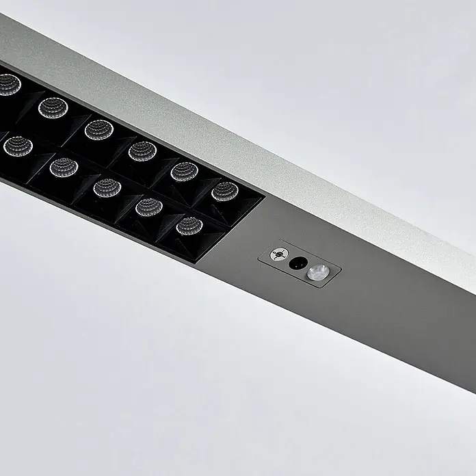 Arcchio LED Büro Stehlampe dimmbar, Bewegungsmelder, Tageslichtsensor -  - Silber-graue lineare LED-Lichtschiene mit mehreren Leuchten und integrierten Bewegungs- und Lichtsensoren.
