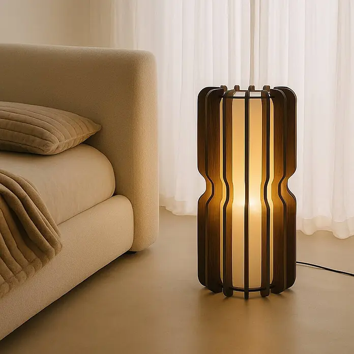 Lucande Stehlampe Wohnzimmer in holz, Stehleuchte -  - Stehlampe aus dunklem Holz mit Lamellen und leuchtendem Innenschirm, neben einem Bett.