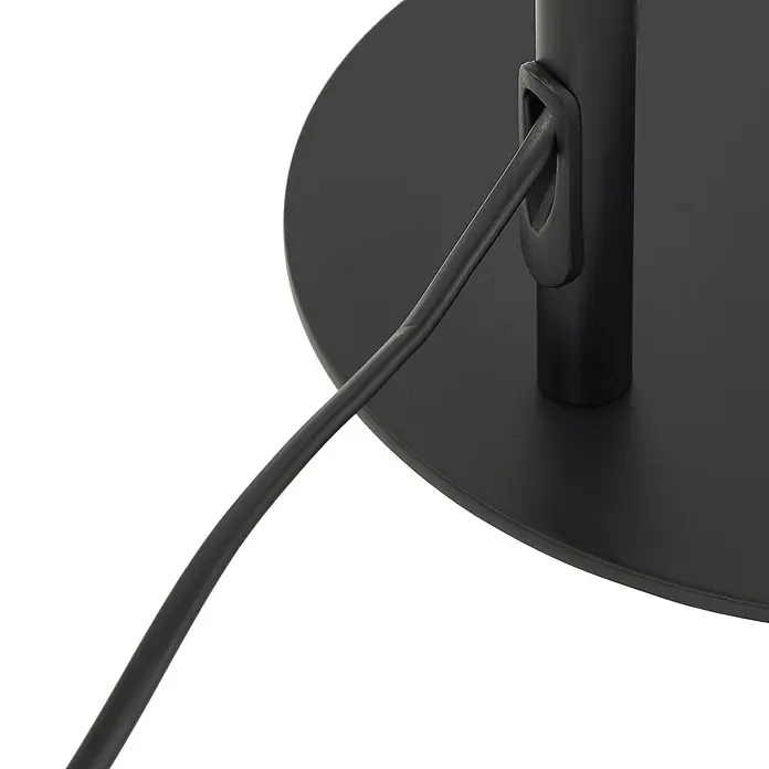 Lindby Stehlampe Wohnzimmer in schwarz, Stehleuchte -  - Schwarzes Stromkabel, von schwarzer Kabelklemme an schwarzem zylindrischem Ständer mit rundem Fuß gehalten.