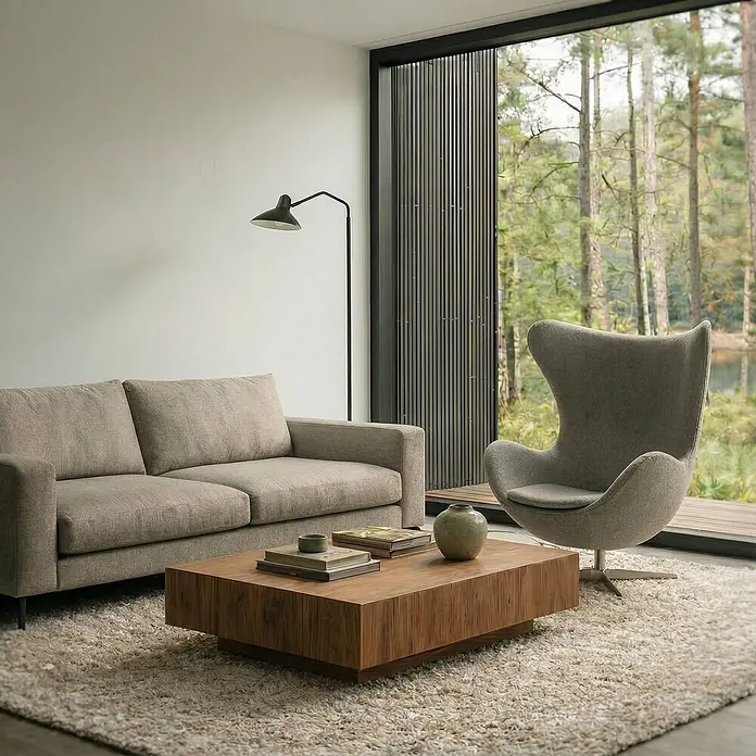 Lindby Stehleuchte Adrik - schwarz, schwarz, E27 - Rechteckiger Couchtisch aus warm getöntem Holz mit Büchern und Vase, auf einem flauschigen Teppich vor einem Sofa.