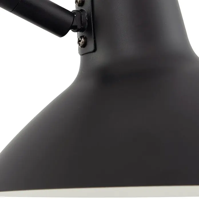 Lindby Stehleuchte Adrik - schwarz, schwarz, E27 - Nahaufnahme einer mattschwarzen Metalllampe mit sichtbaren Schrauben, die den Arm mit dem Schirm verbinden.