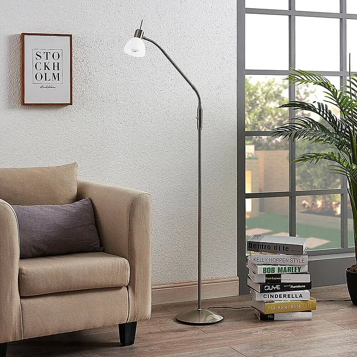 Lindby Stehlampe verstellbar, Standleuchte nickel satiniert 160 cm, 1x E14 -  - Moderne, verstellbare Stehleuchte mit gebürsteter Metalloberfläche und weißem mattiertem Glasschirm, die Leselicht in einem Wohnzimmer bietet.