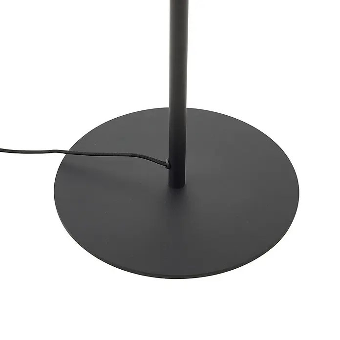 Lindby Stehlampe Wohnzimmer in rauchgrau, schwarz, Stehleuchte -  - Schwarzer runder Metall-Stehleuchtenfuß mit zentraler Stange und geflochtenem Stromkabel.