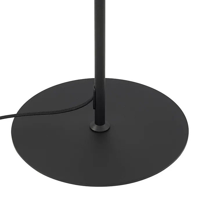 Lindby Stehlampe Wohnzimmer in schwarz, Stehleuchte -  - Schwarzer runder Metallfuß einer Stehlampe mit angeschlossenem schwarzem Textilstromkabel.