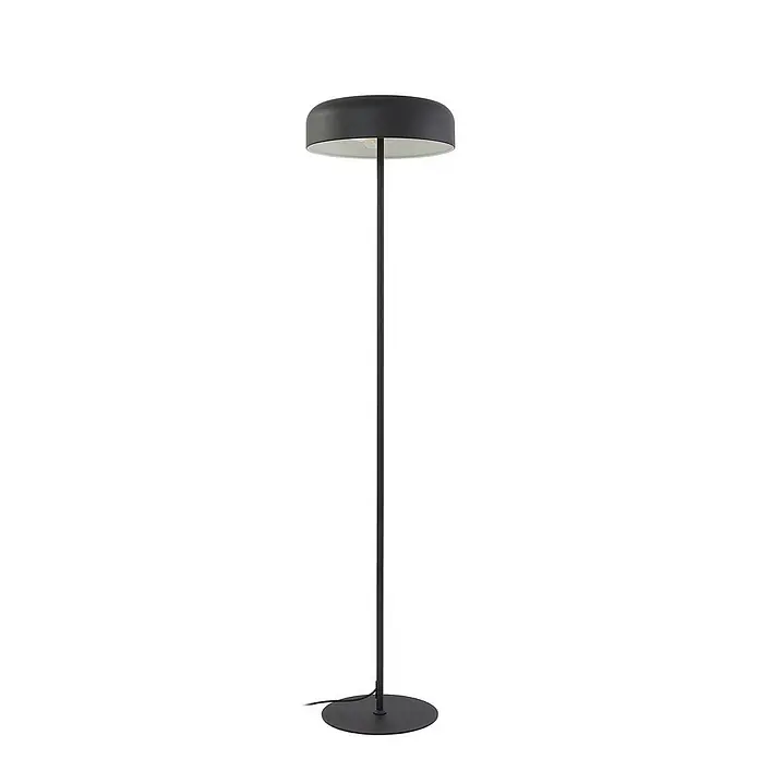 Lindby Stehlampe Wohnzimmer in schwarz, Stehleuchte -  - Hohe schwarze Stehleuchte aus Metall mit rundem Fuß und breitem, nach oben gerichtetem schwarzem Schirm mit weißer Innenseite.