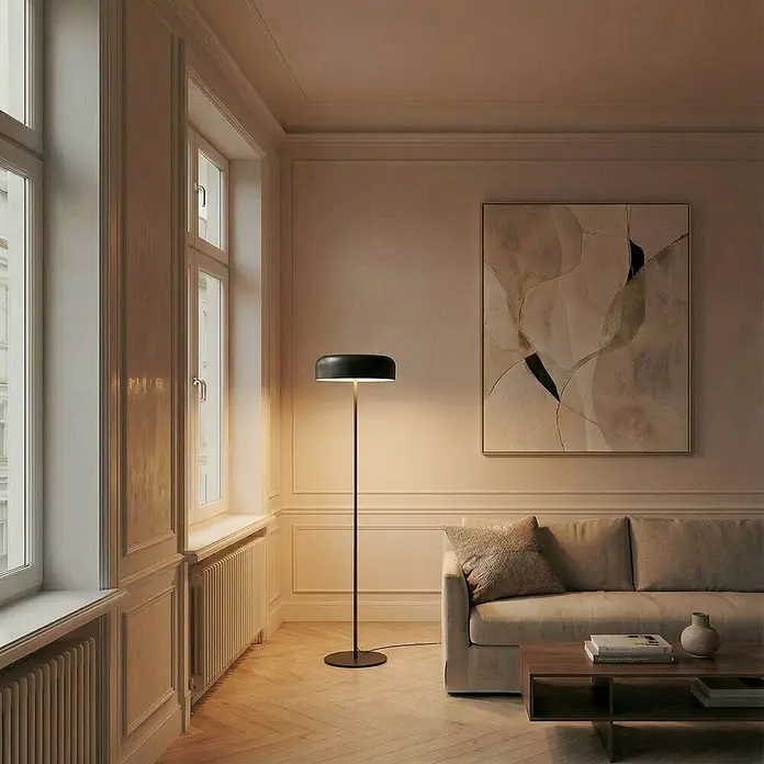 Lindby Stehlampe Wohnzimmer in schwarz, Stehleuchte -  - Eine elegante schwarze Stehlampe steht neben einem beigen Sofa in einem modernen Wohnzimmer und spendet warmes Licht.