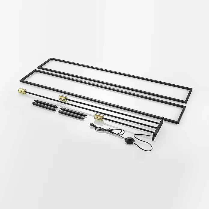 Lindby Stehlampe Wohnzimmer in schwarz matt, Stehleuchte -  - Demontierte schwarze Metall-Stehlampe mit goldenen Verbindern und Stromkabel.
