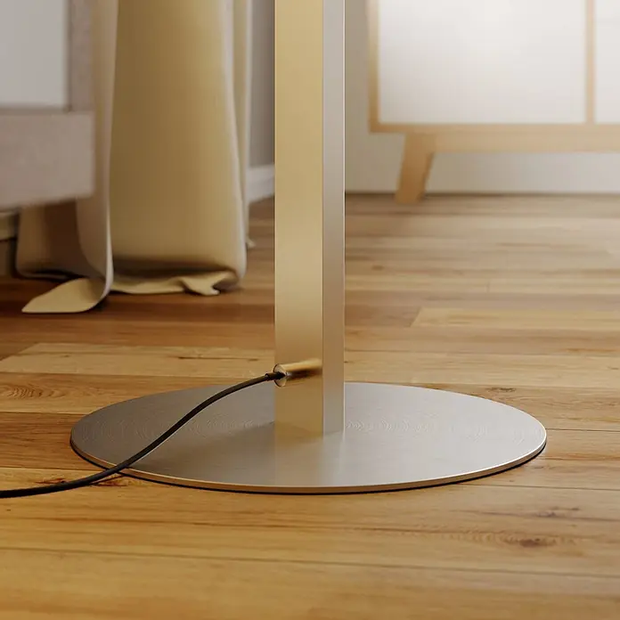Lindby LED Stehlampe dimmbar per Touchschalter, Stehleuchte 150 cm, Büro -  - Goldener Stehlampenfuß mit gebürsteter Metallplatte und schwarzem Netzkabel auf Holzboden.