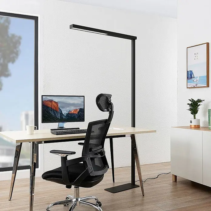Arcchio LED Büro Stehlampe silber, Deckenfluter 4498lm, 4000K -  - Hohe schwarze LED-Stehlampe beleuchtet einen modernen Schreibtisch mit Computer und Bürostuhl.