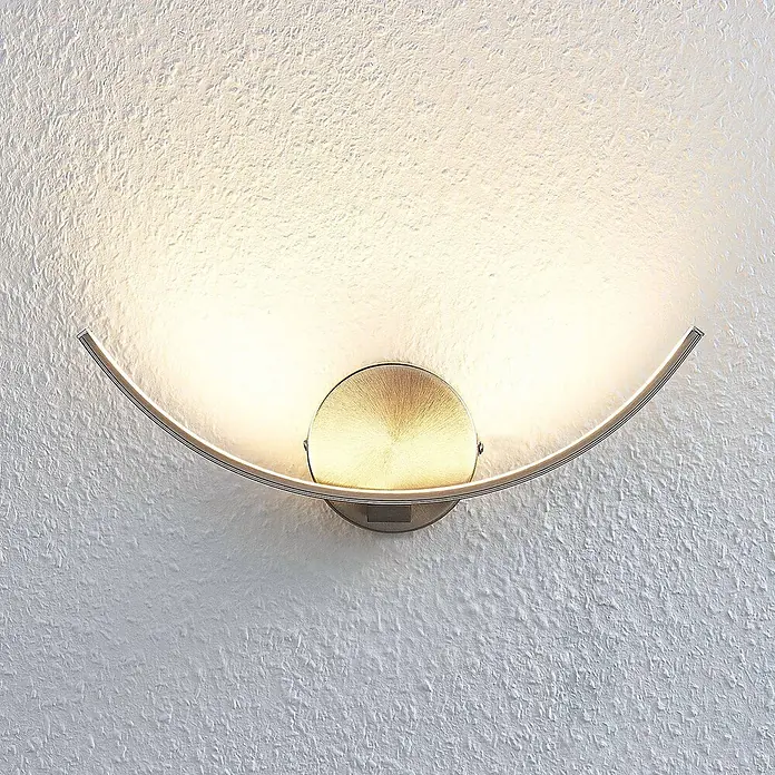 Lindby LED Wandleuchte innen in nickel satiniert, weiß Wandfluter -  - Moderne LED-Wandleuchte mit gebogenem, gebürstetem Metallrahmen und goldenem Akzent, die warmes Licht nach oben und unten auf eine strukturierte Wand wirft.