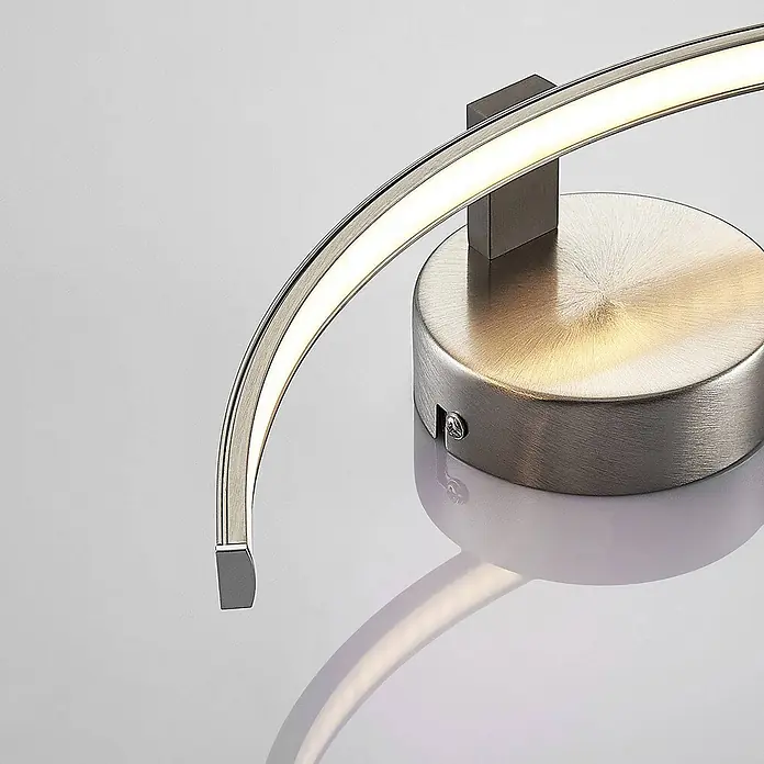 Lindby LED Wandleuchte innen in nickel satiniert, weiß Wandfluter -  - Nahaufnahme einer modernen LED-Leuchte mit gebürstetem Nickel-Lichtstreifen und rundem Fuß.