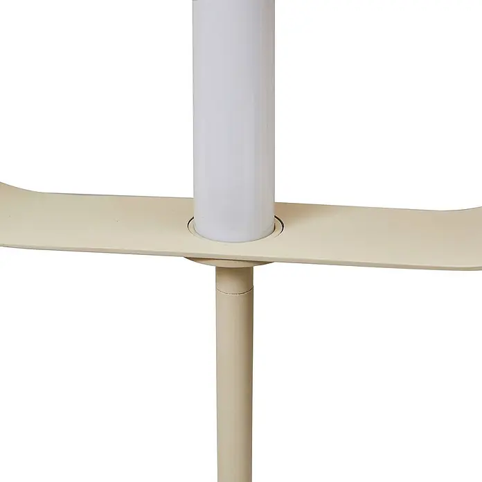 Lucande LED Stehlampe Wohnzimmer in beige, weiß, Stehleuchte -  - Nahaufnahme einer cremefarbenen Lampe mit einer flachen Ablage, aus der mittig ein weißes zylindrisches Licht ragt, gestützt von einem passenden Mast.