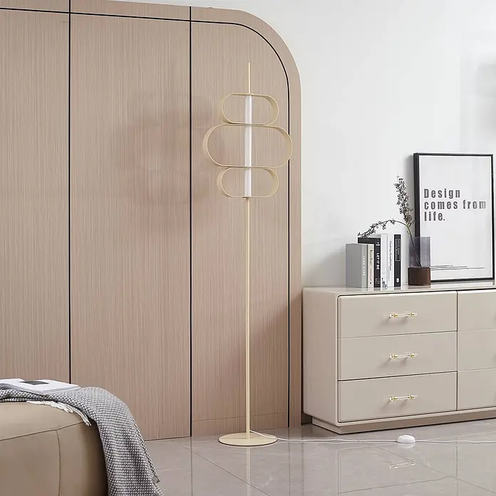 Lucande LED Stehlampe Wohnzimmer in beige, weiß, Stehleuchte -  - Moderne cremefarbene Stehlampe mit zentralem Lichtstab, umgeben von drei gestapelten ovalen Rahmen, beleuchtet ein zeitgenössisches Raumarrangement.