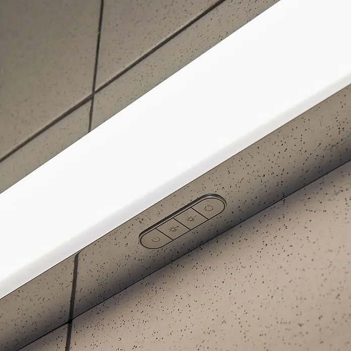 Lindby LED Wandleuchte innen in weiß, chrom, dimmbar Wandlampe -  - Weiße Lichtleiste mit integrierten Touch-Bedienelementen: Ein/Aus, zwei Dimmstufen und Modus-Taste.