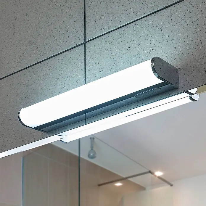 Lindby LED Wandleuchte innen in weiß, chrom, dimmbar Wandlampe -  - Elegante LED-Spiegelleuchte mit Chromenden und Bedienelementen, über einem Spiegel montiert für helle Beleuchtung.