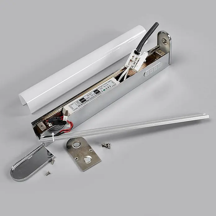 Lindby LED Wandleuchte innen in weiß, chrom, dimmbar Wandlampe -  - Zerlegte LED-Lichtleiste mit Chromgehäuse, weißem Diffusor, internem Netzteil, LED-Streifen und Befestigungsmaterial.