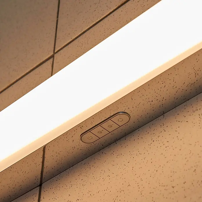 Lindby LED Wandleuchte innen in weiß, chrom, dimmbar Wandlampe -  - Weiße LED-Lichtleiste mit integriertem Bedienfeld (Power, Helligkeit, Farbtemperatur) unter einer gesprenkelten Oberfläche.