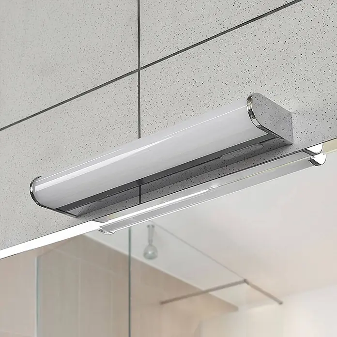 Lindby LED Wandleuchte innen in weiß, chrom, dimmbar Wandlampe -  - Schlanke weiße und verchromte LED-Leuchte horizontal über einem Spiegel montiert.