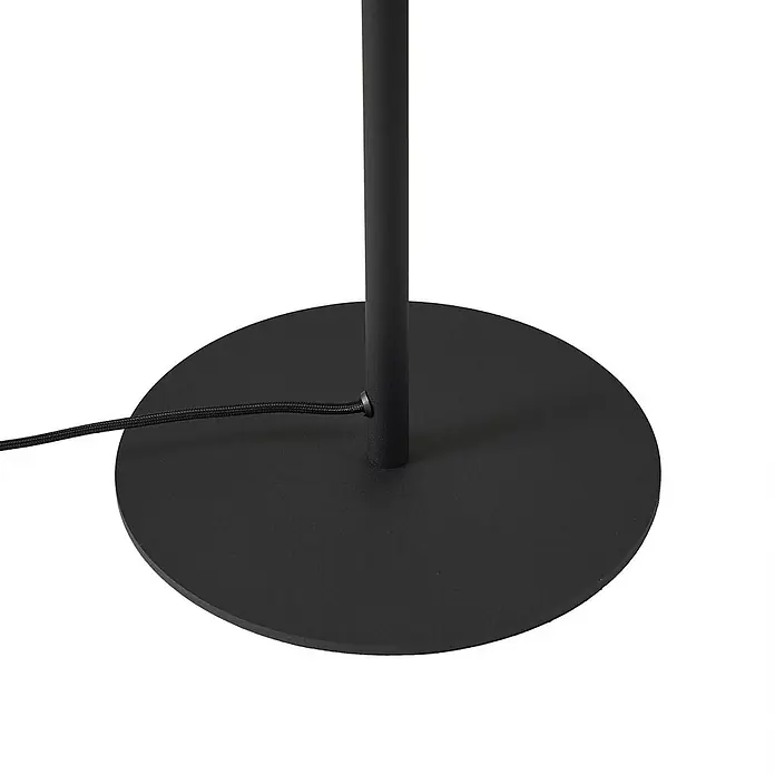 Lindby Stehlampe Wohnzimmer in schwarz, Stehleuchte -  - Schwarzer mattierter Stehleuchtenfuß mit vertikaler Stange und geflochtenem Stromkabel.
