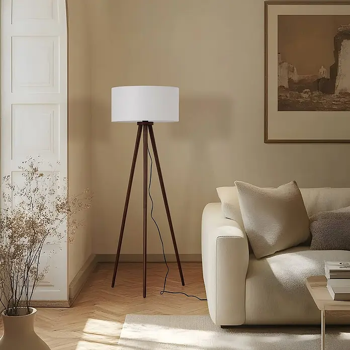 Lindby Stehlampe Wohnzimmer, Tripod in holz, weiß, Stehleuchte -  - Stehlampe mit weißem Trommelschirm und dunkelbraunem Holzstativ, spendet Umgebungslicht im Wohnzimmer.