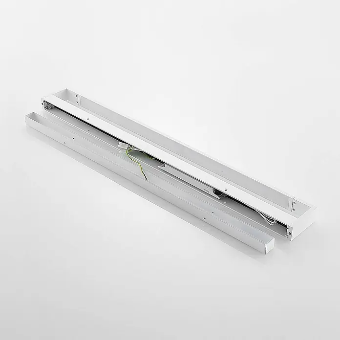 Arcchio LED Wandleuchte innen in weiß, Wandlampe -  - Zerlegte weiße/silberne lineare LED-Leuchte, zeigt interne Komponenten und Verkabelung.